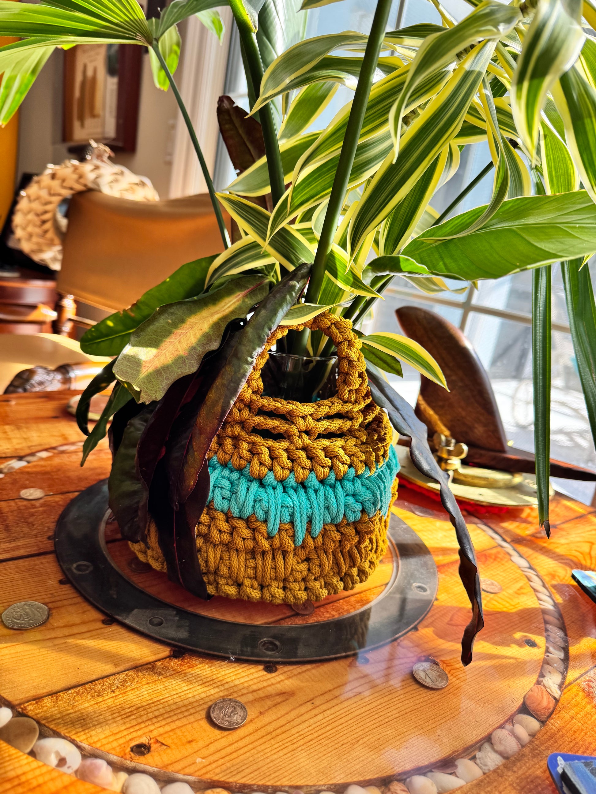 Small basket for vase